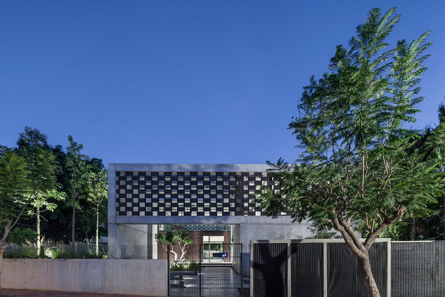 A Stunning Contemporary House Plays with Shadows in Tel Aviv, Israel by Pitsou Kedem Architects (34)