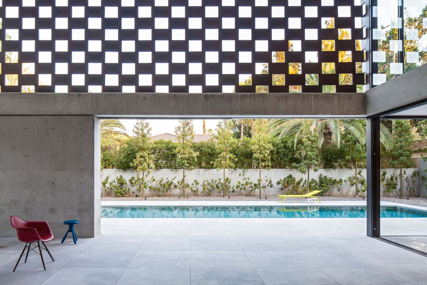 A Stunning Contemporary House Plays with Shadows in Tel Aviv, Israel by Pitsou Kedem Architects (4)