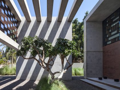 A Stunning Contemporary House Plays with Shadows in Tel Aviv, Israel by Pitsou Kedem Architects (8)