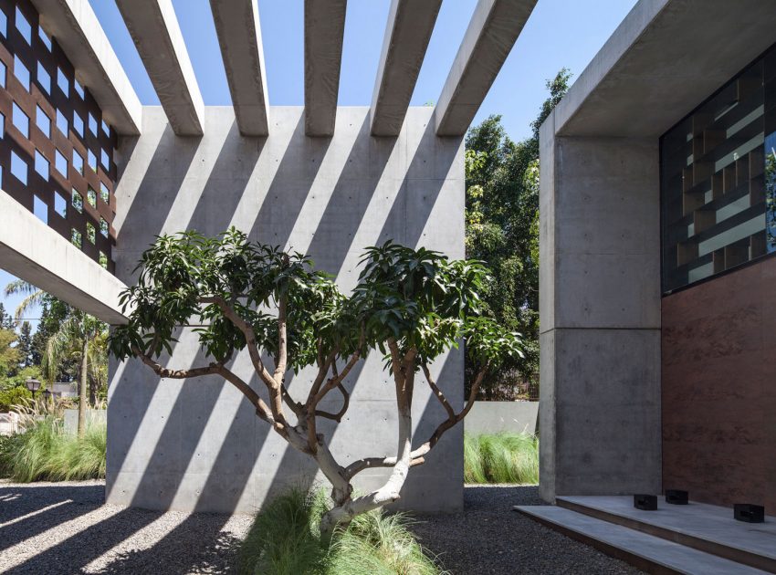 A Stunning Contemporary House Plays with Shadows in Tel Aviv, Israel by Pitsou Kedem Architects (8)