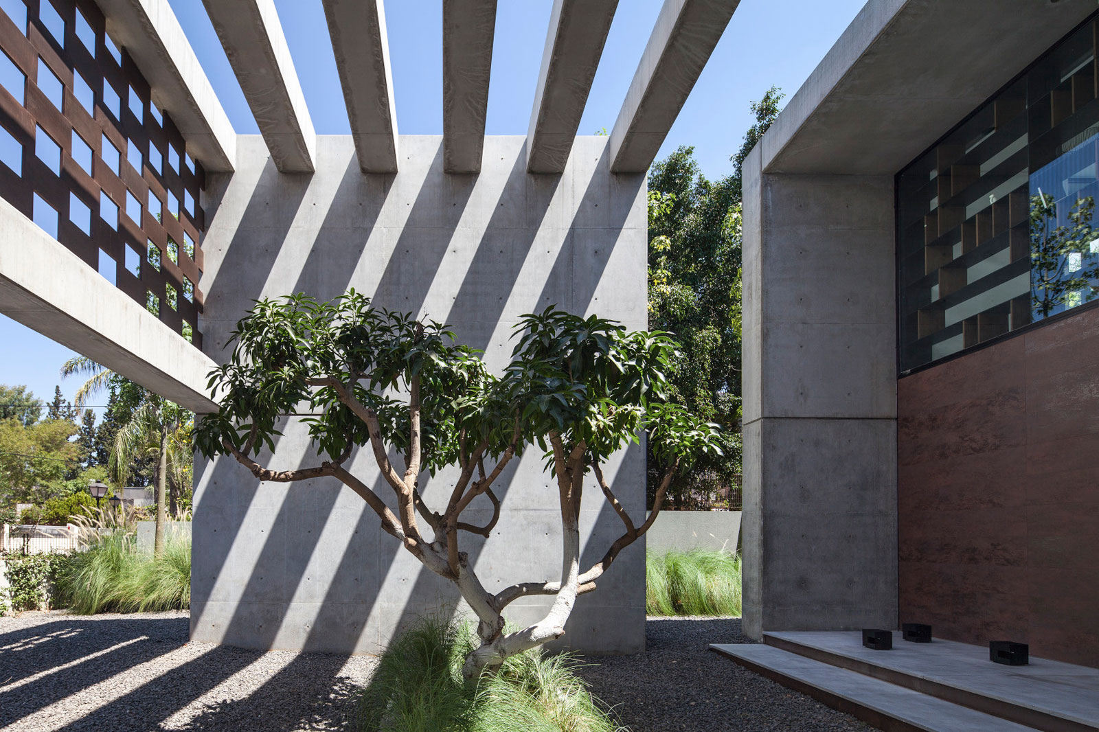 A Stunning Contemporary House Plays with Shadows in Tel Aviv, Israel by Pitsou Kedem Architects (8)