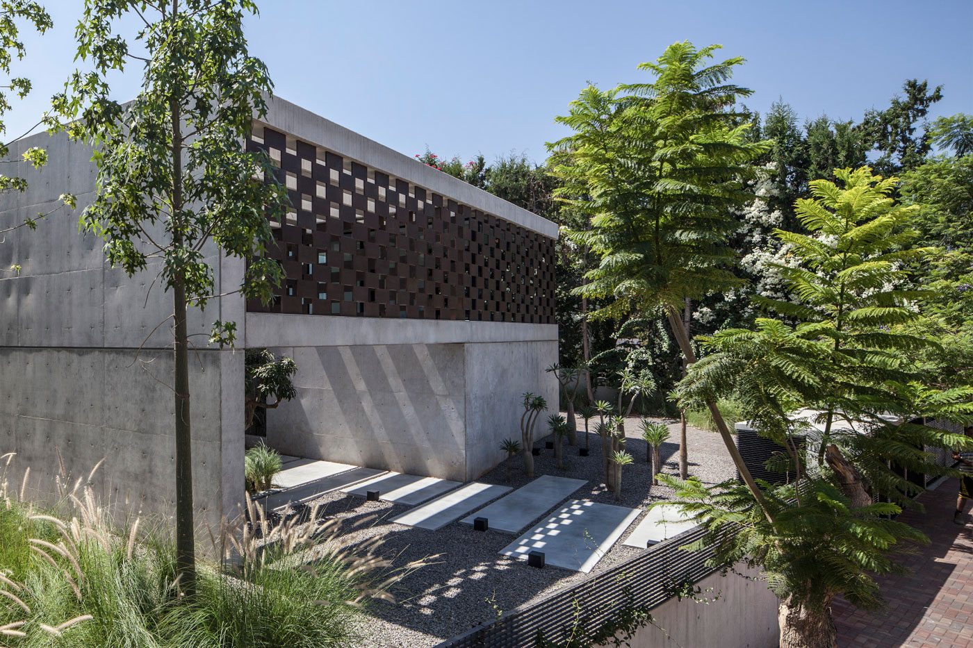 A Stunning Contemporary House Plays with Shadows in Tel Aviv, Israel by Pitsou Kedem Architects (9)