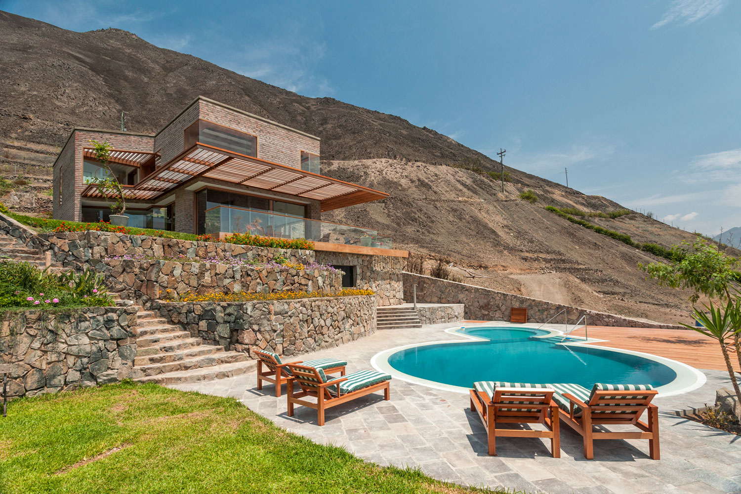 A Stunning Contemporary House Surrounded by a Desert Landscape in Azpitia Valley, Lima by Estudio Rafael Freyre (1)