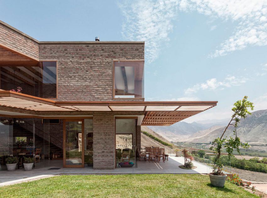 A Stunning Contemporary House Surrounded by a Desert Landscape in Azpitia Valley, Lima by Estudio Rafael Freyre (10)