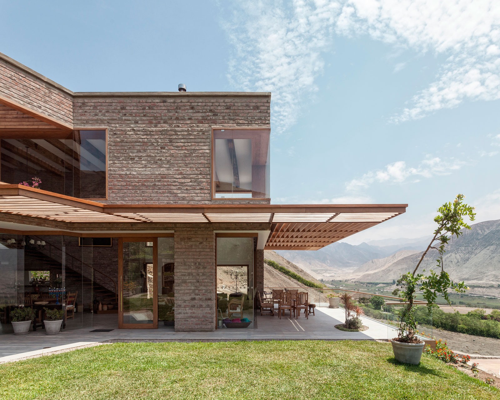 A Stunning Contemporary House Surrounded by a Desert Landscape in Azpitia Valley, Lima by Estudio Rafael Freyre (10)