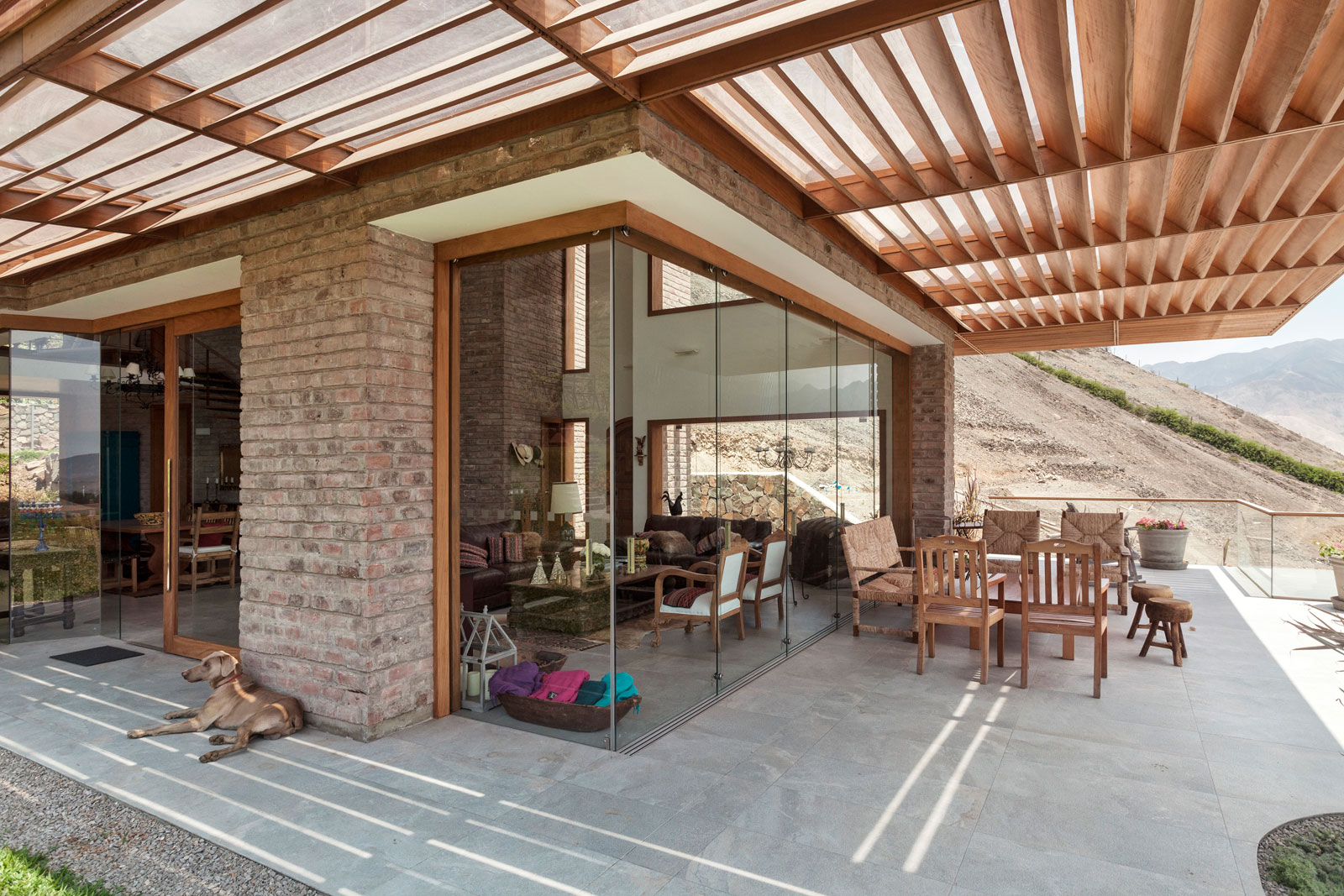 A Stunning Contemporary House Surrounded by a Desert Landscape in Azpitia Valley, Lima by Estudio Rafael Freyre (11)