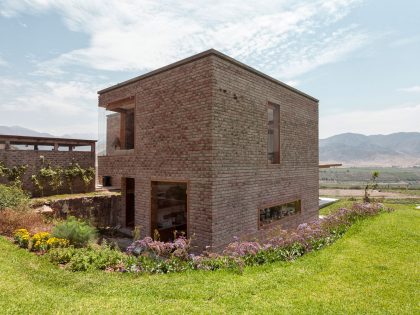A Stunning Contemporary House Surrounded by a Desert Landscape in Azpitia Valley, Lima by Estudio Rafael Freyre (13)