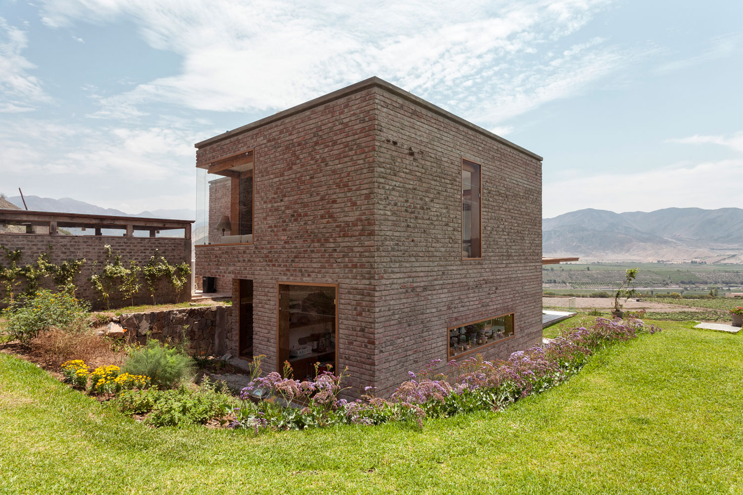 A Stunning Contemporary House Surrounded by a Desert Landscape in Azpitia Valley, Lima by Estudio Rafael Freyre (13)