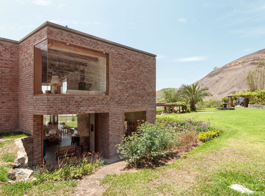 A Stunning Contemporary House Surrounded by a Desert Landscape in Azpitia Valley, Lima by Estudio Rafael Freyre (14)