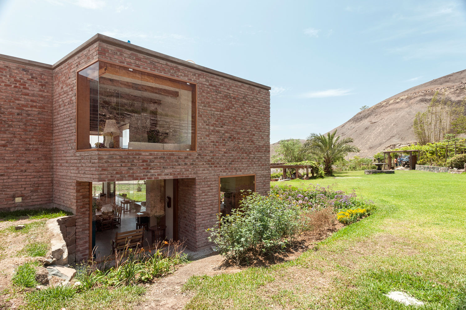 A Stunning Contemporary House Surrounded by a Desert Landscape in Azpitia Valley, Lima by Estudio Rafael Freyre (14)