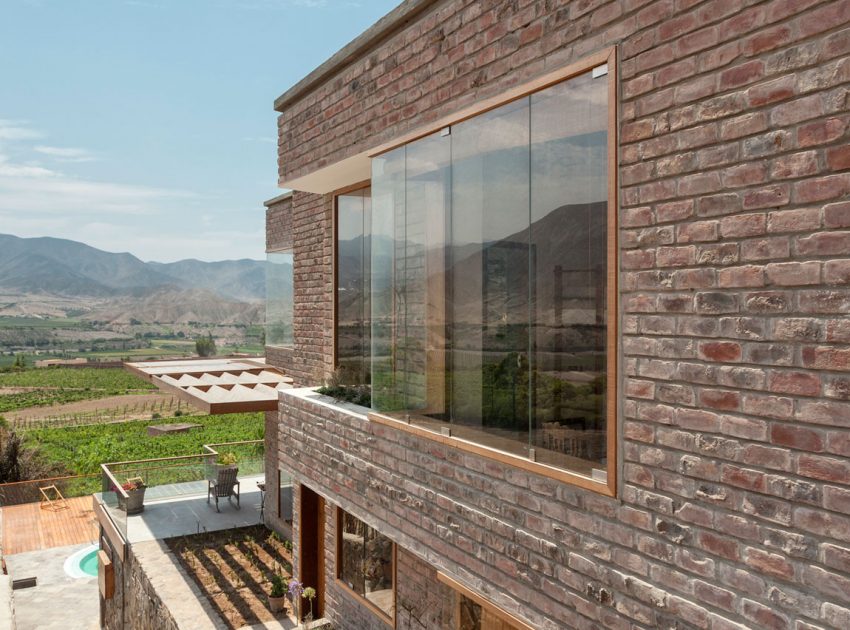 A Stunning Contemporary House Surrounded by a Desert Landscape in Azpitia Valley, Lima by Estudio Rafael Freyre (15)