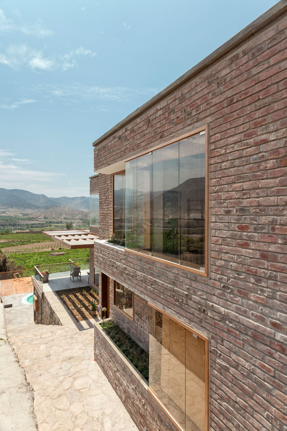 A Stunning Contemporary House Surrounded by a Desert Landscape in Azpitia Valley, Lima by Estudio Rafael Freyre (15)