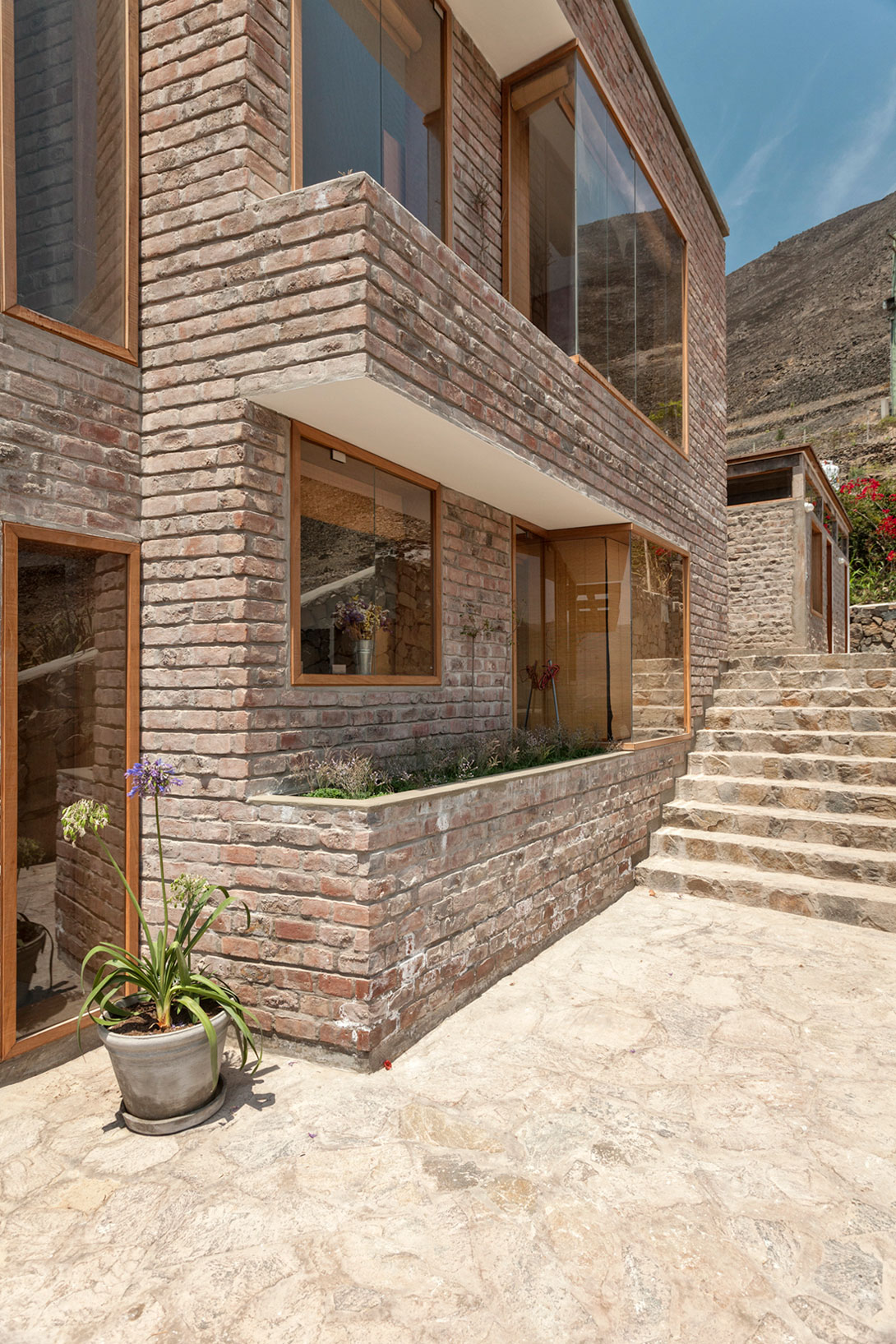 A Stunning Contemporary House Surrounded by a Desert Landscape in Azpitia Valley, Lima by Estudio Rafael Freyre (16)