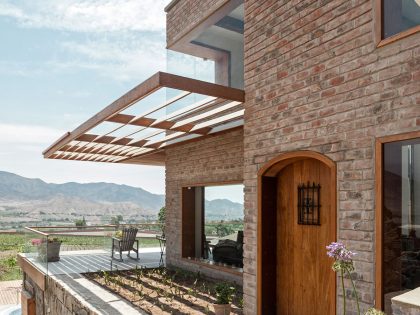 A Stunning Contemporary House Surrounded by a Desert Landscape in Azpitia Valley, Lima by Estudio Rafael Freyre (17)