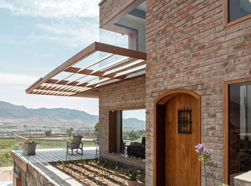 A Stunning Contemporary House Surrounded by a Desert Landscape in Azpitia Valley, Lima by Estudio Rafael Freyre (17)