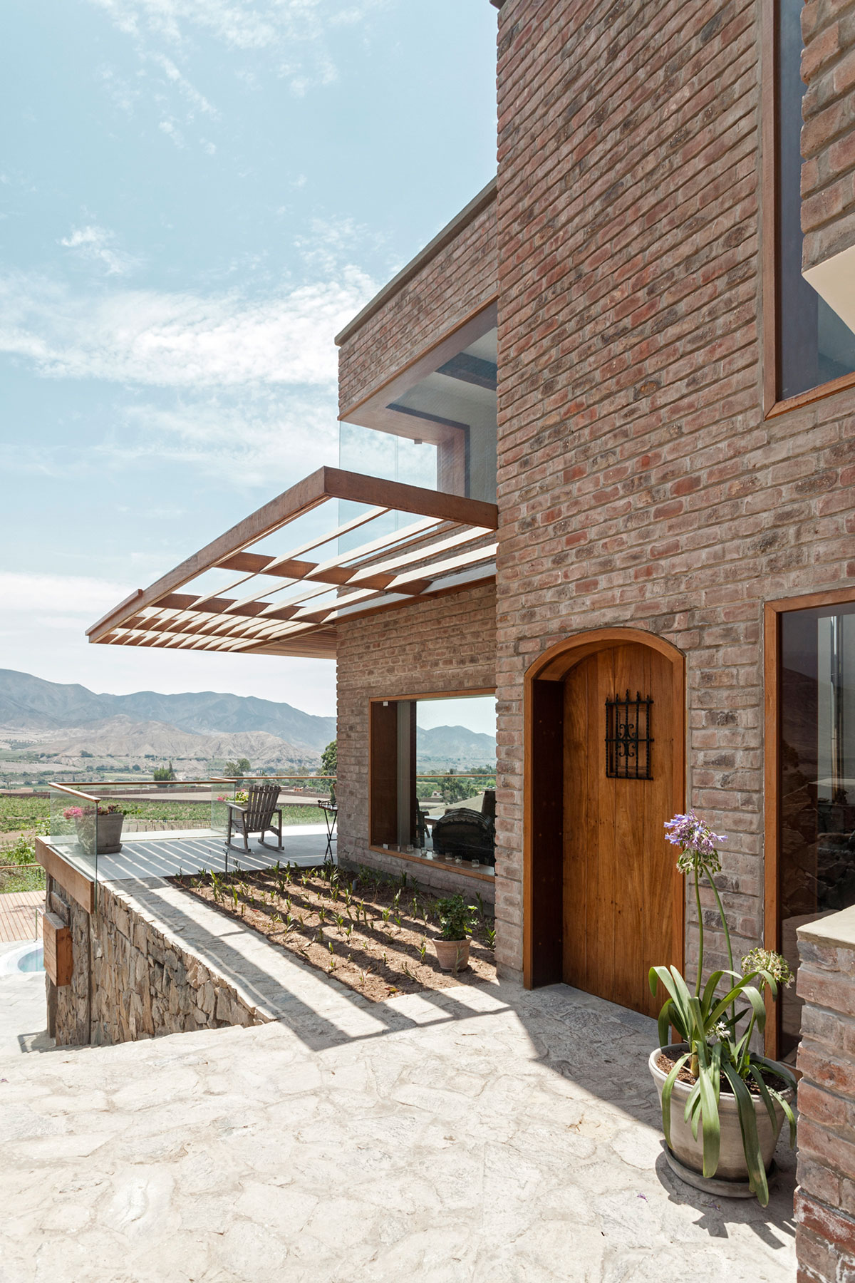 A Stunning Contemporary House Surrounded by a Desert Landscape in Azpitia Valley, Lima by Estudio Rafael Freyre (17)