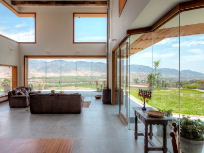 A Stunning Contemporary House Surrounded by a Desert Landscape in Azpitia Valley, Lima by Estudio Rafael Freyre (18)