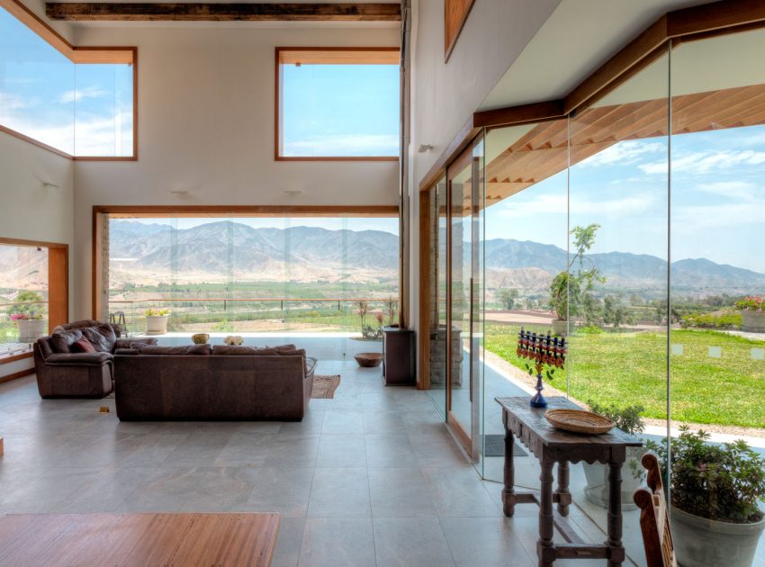 A Stunning Contemporary House Surrounded by a Desert Landscape in Azpitia Valley, Lima by Estudio Rafael Freyre (18)