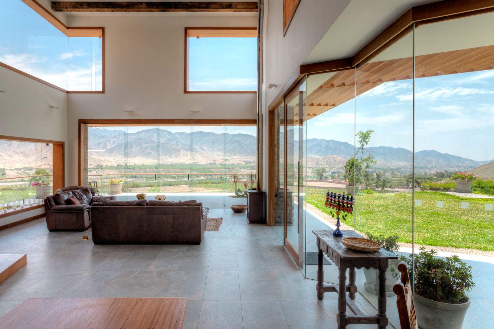 A Stunning Contemporary House Surrounded by a Desert Landscape in Azpitia Valley, Lima by Estudio Rafael Freyre (18)