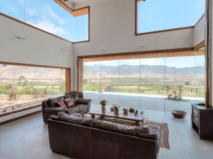 A Stunning Contemporary House Surrounded by a Desert Landscape in Azpitia Valley, Lima by Estudio Rafael Freyre (19)