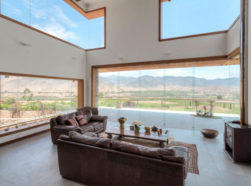 A Stunning Contemporary House Surrounded by a Desert Landscape in Azpitia Valley, Lima by Estudio Rafael Freyre (19)