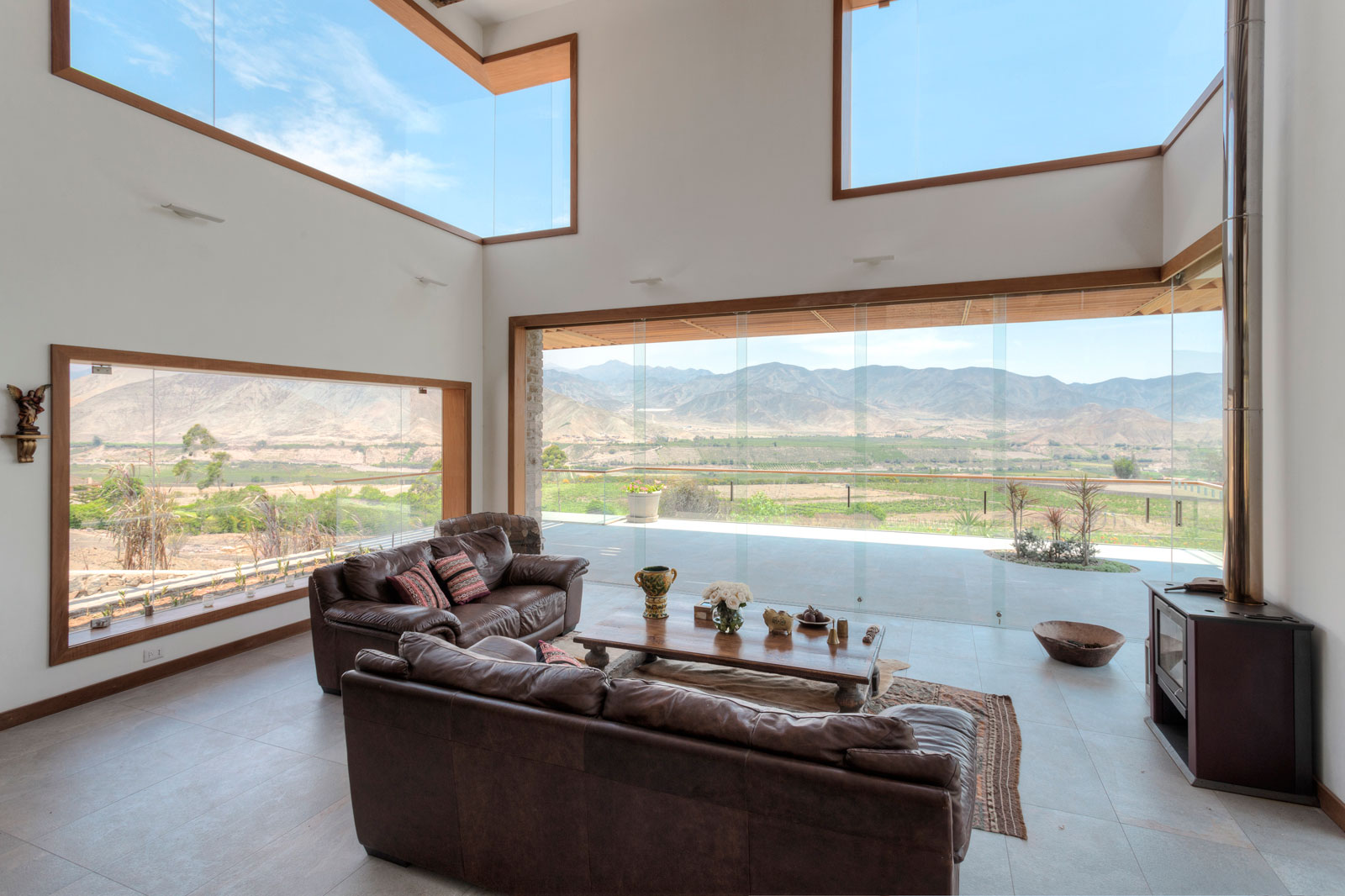 A Stunning Contemporary House Surrounded by a Desert Landscape in Azpitia Valley, Lima by Estudio Rafael Freyre (19)