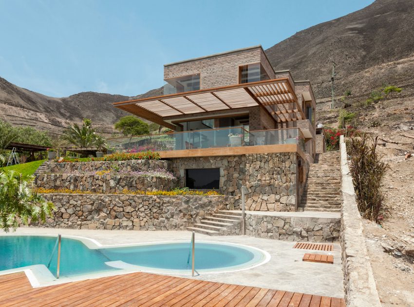 A Stunning Contemporary House Surrounded by a Desert Landscape in Azpitia Valley, Lima by Estudio Rafael Freyre (2)