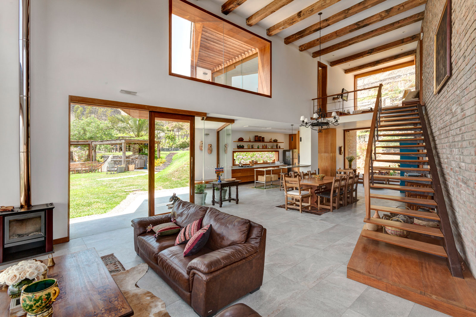 A Stunning Contemporary House Surrounded by a Desert Landscape in Azpitia Valley, Lima by Estudio Rafael Freyre (20)
