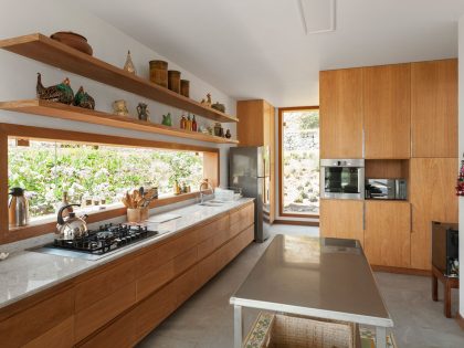 A Stunning Contemporary House Surrounded by a Desert Landscape in Azpitia Valley, Lima by Estudio Rafael Freyre (23)