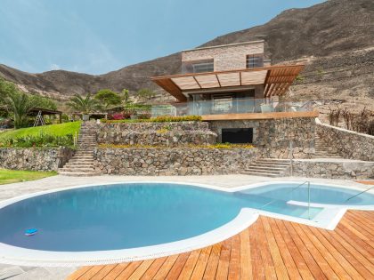 A Stunning Contemporary House Surrounded by a Desert Landscape in Azpitia Valley, Lima by Estudio Rafael Freyre (3)