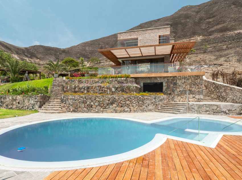 A Stunning Contemporary House Surrounded by a Desert Landscape in Azpitia Valley, Lima by Estudio Rafael Freyre (3)