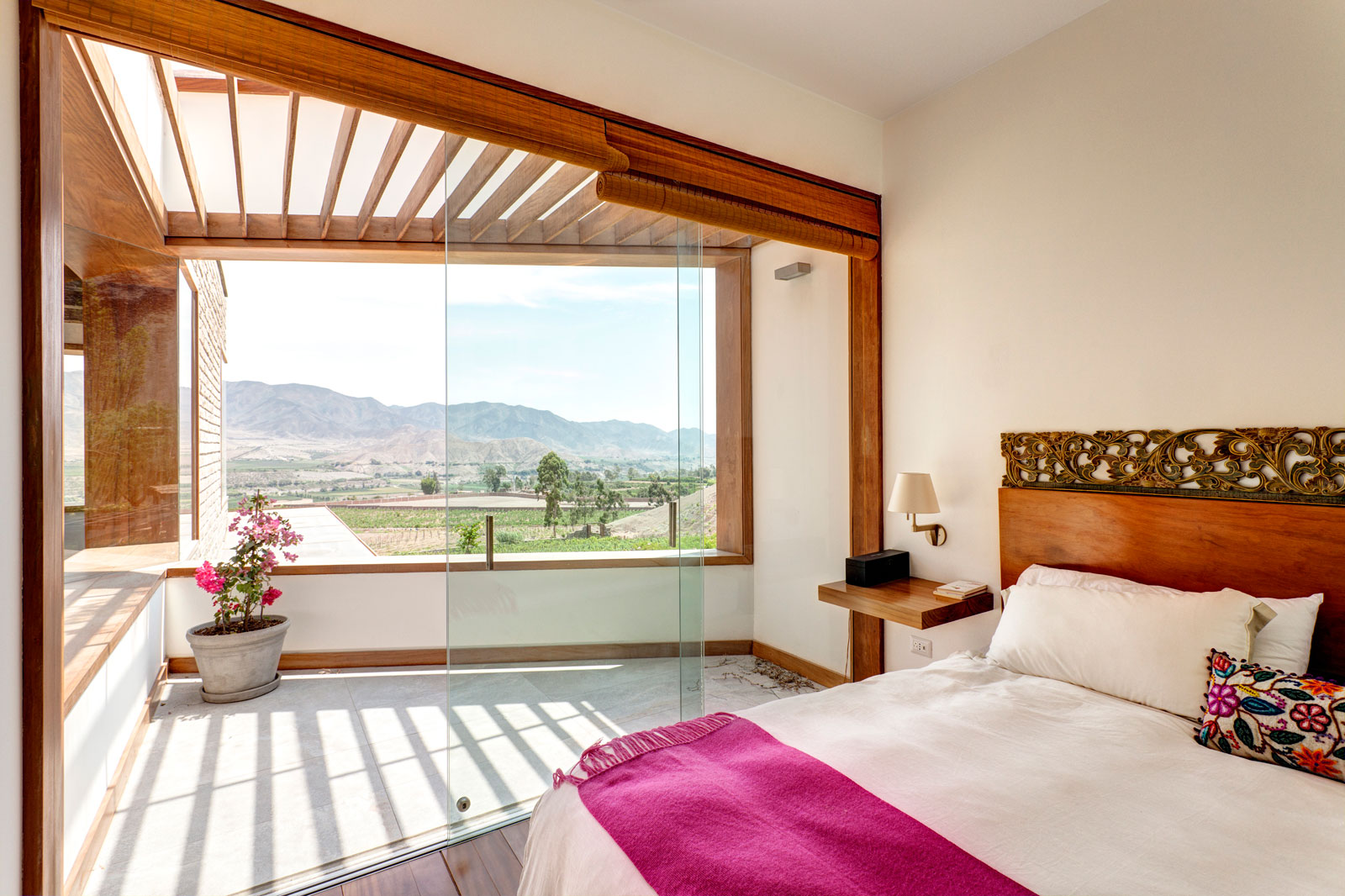 A Stunning Contemporary House Surrounded by a Desert Landscape in Azpitia Valley, Lima by Estudio Rafael Freyre (31)