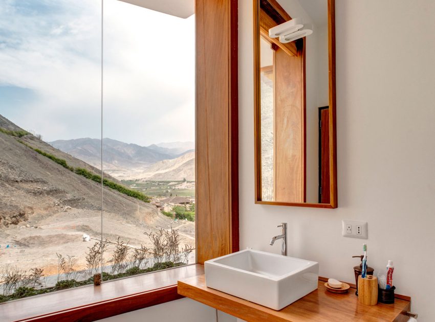 A Stunning Contemporary House Surrounded by a Desert Landscape in Azpitia Valley, Lima by Estudio Rafael Freyre (35)