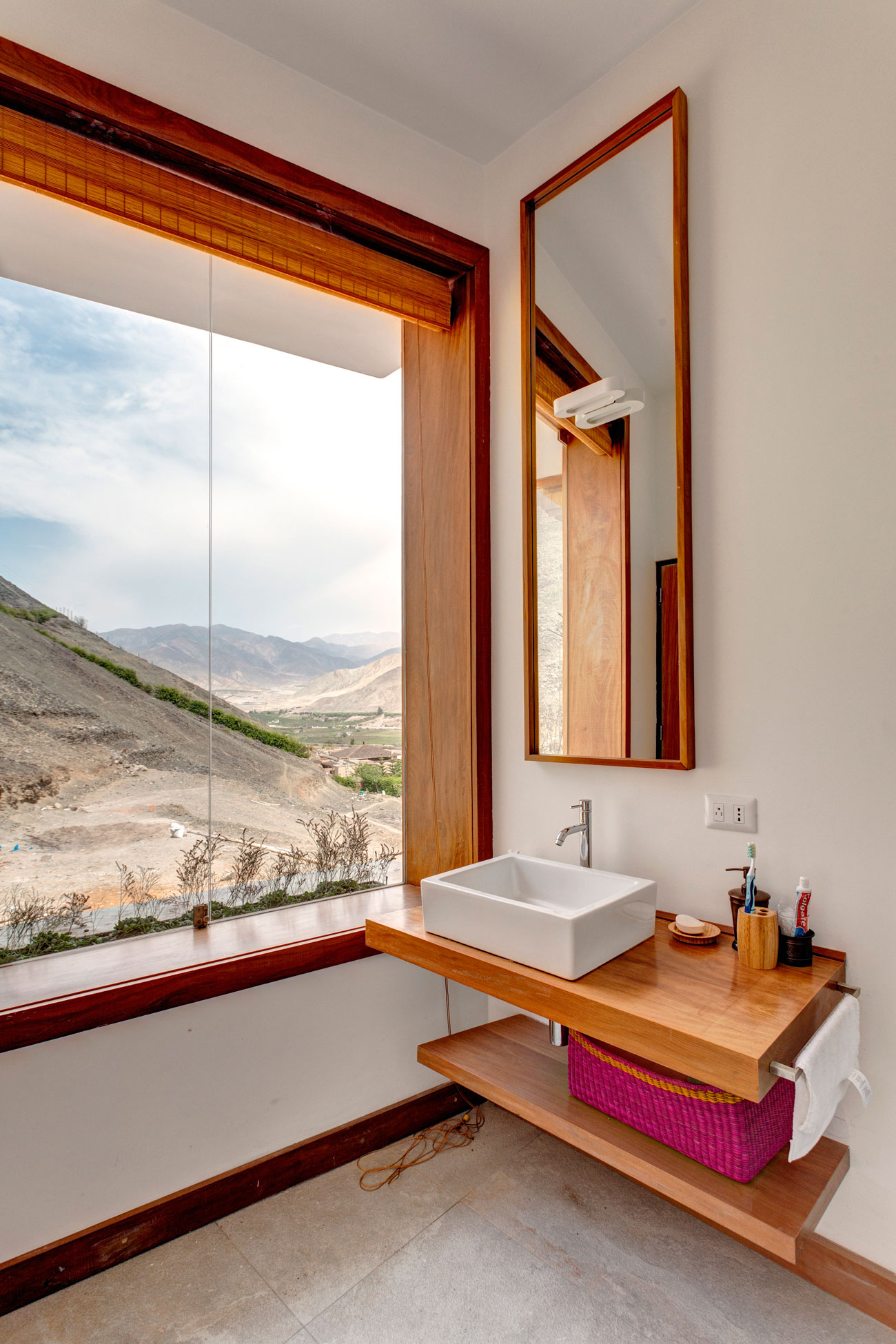 A Stunning Contemporary House Surrounded by a Desert Landscape in Azpitia Valley, Lima by Estudio Rafael Freyre (35)