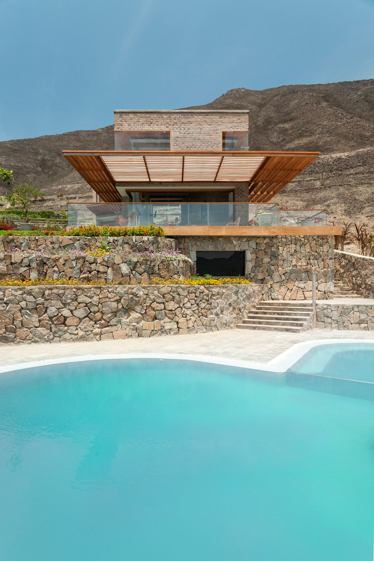 A Stunning Contemporary House Surrounded by a Desert Landscape in Azpitia Valley, Lima by Estudio Rafael Freyre (4)