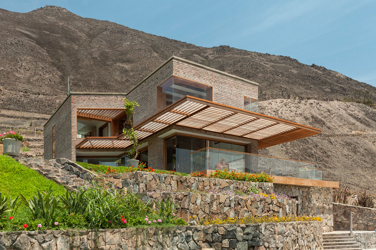 A Stunning Contemporary House Surrounded by a Desert Landscape in Azpitia Valley, Lima by Estudio Rafael Freyre (5)