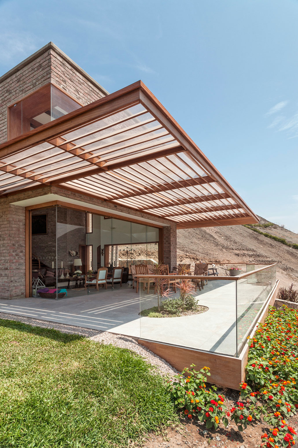 A Stunning Contemporary House Surrounded by a Desert Landscape in Azpitia Valley, Lima by Estudio Rafael Freyre (7)