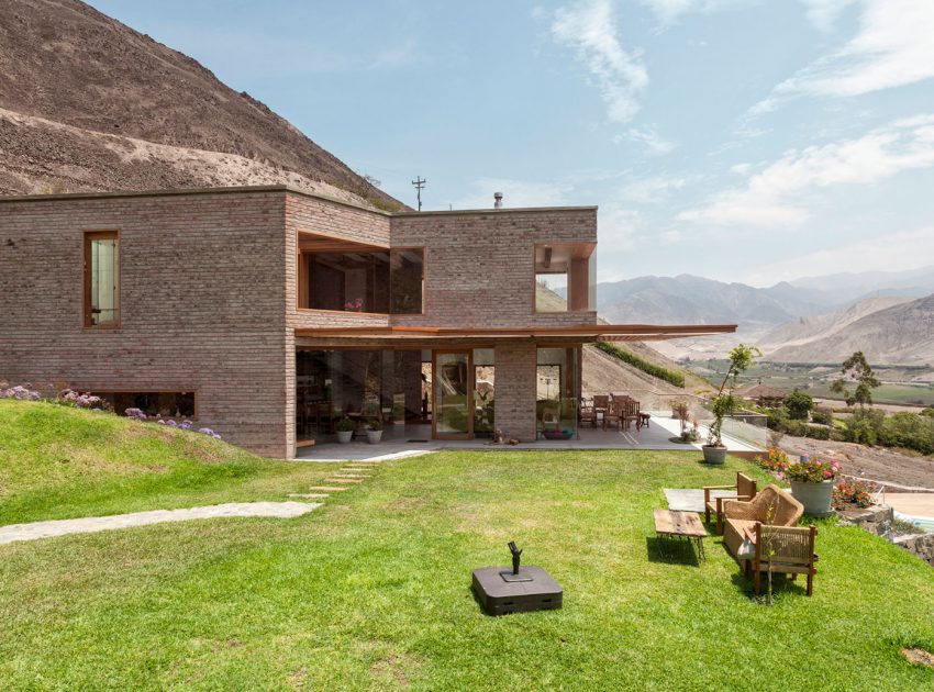 A Stunning Contemporary House Surrounded by a Desert Landscape in Azpitia Valley, Lima by Estudio Rafael Freyre (8)