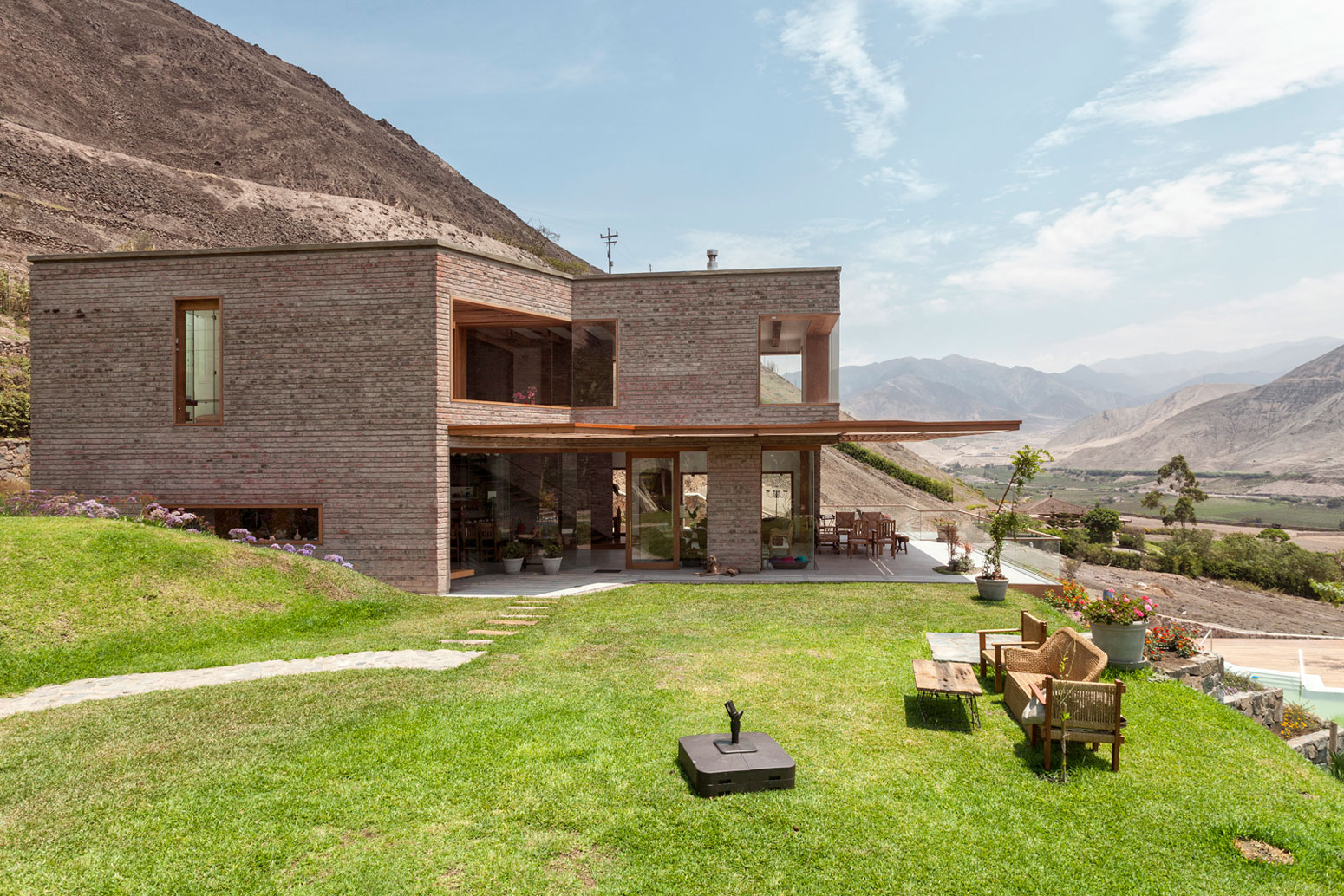 A Stunning Contemporary House Surrounded by a Desert Landscape in Azpitia Valley, Lima by Estudio Rafael Freyre (8)