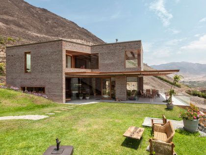 A Stunning Contemporary House Surrounded by a Desert Landscape in Azpitia Valley, Lima by Estudio Rafael Freyre (9)