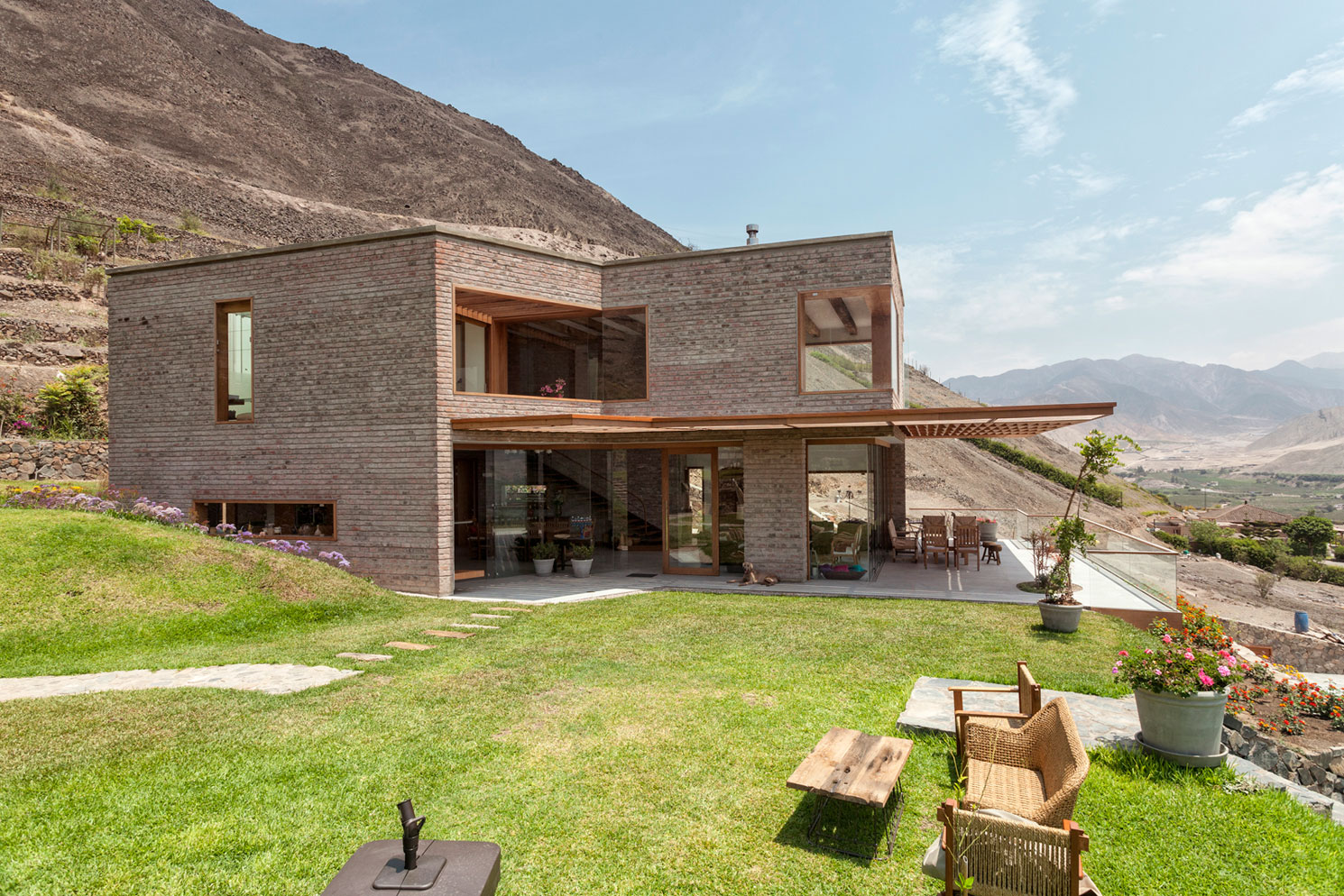 A Stunning Contemporary House Surrounded by a Desert Landscape in Azpitia Valley, Lima by Estudio Rafael Freyre (9)