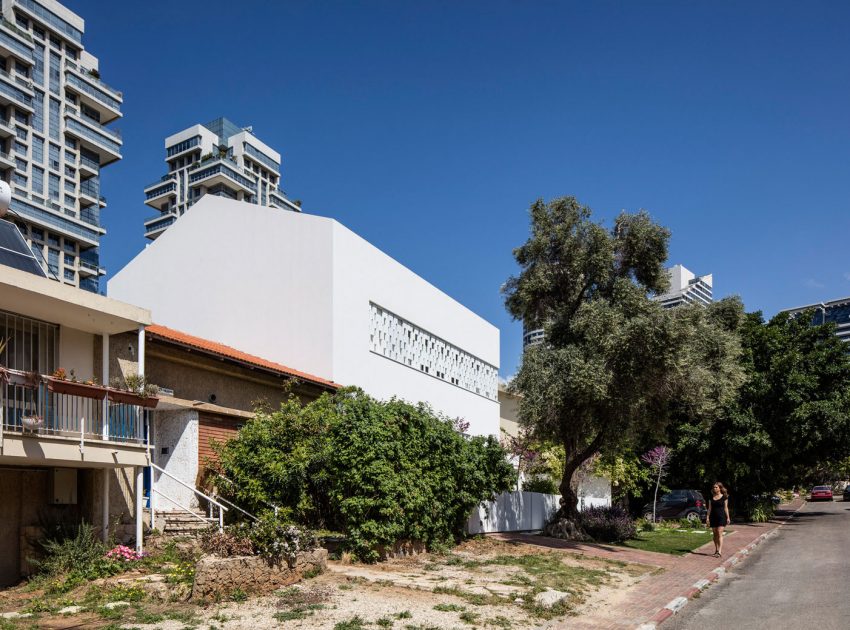 A Stunning Contemporary House with Charming Character in Tel Aviv by Pitsou Kedem Architects (1)