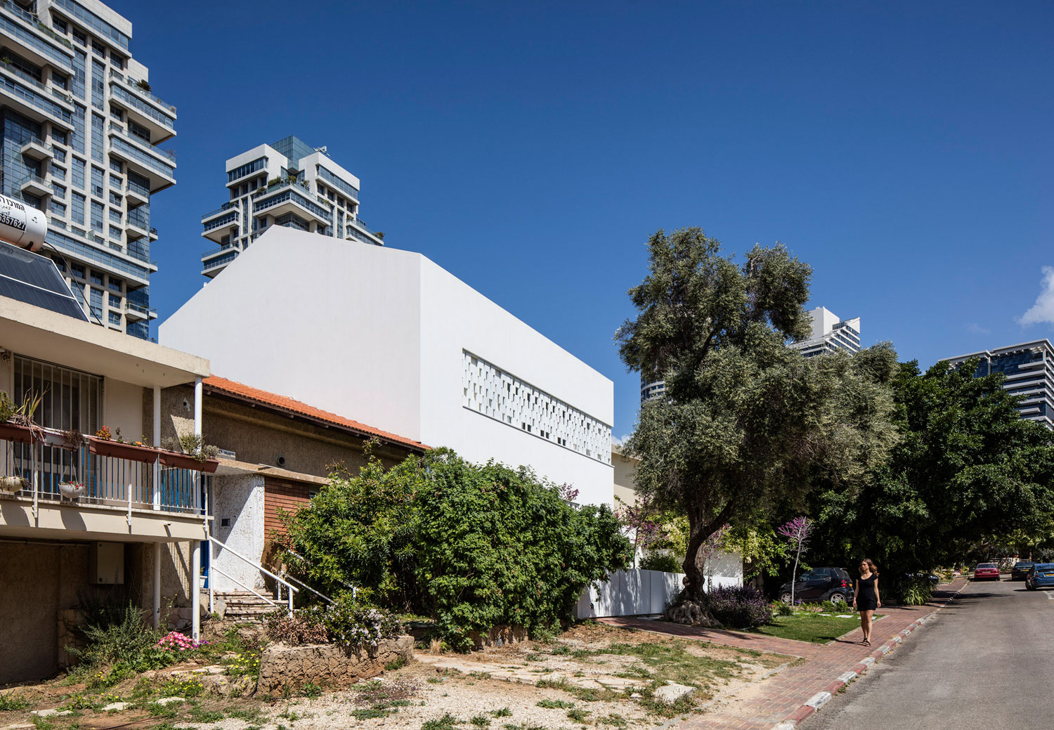 A Stunning Contemporary House with Charming Character in Tel Aviv by Pitsou Kedem Architects (1)
