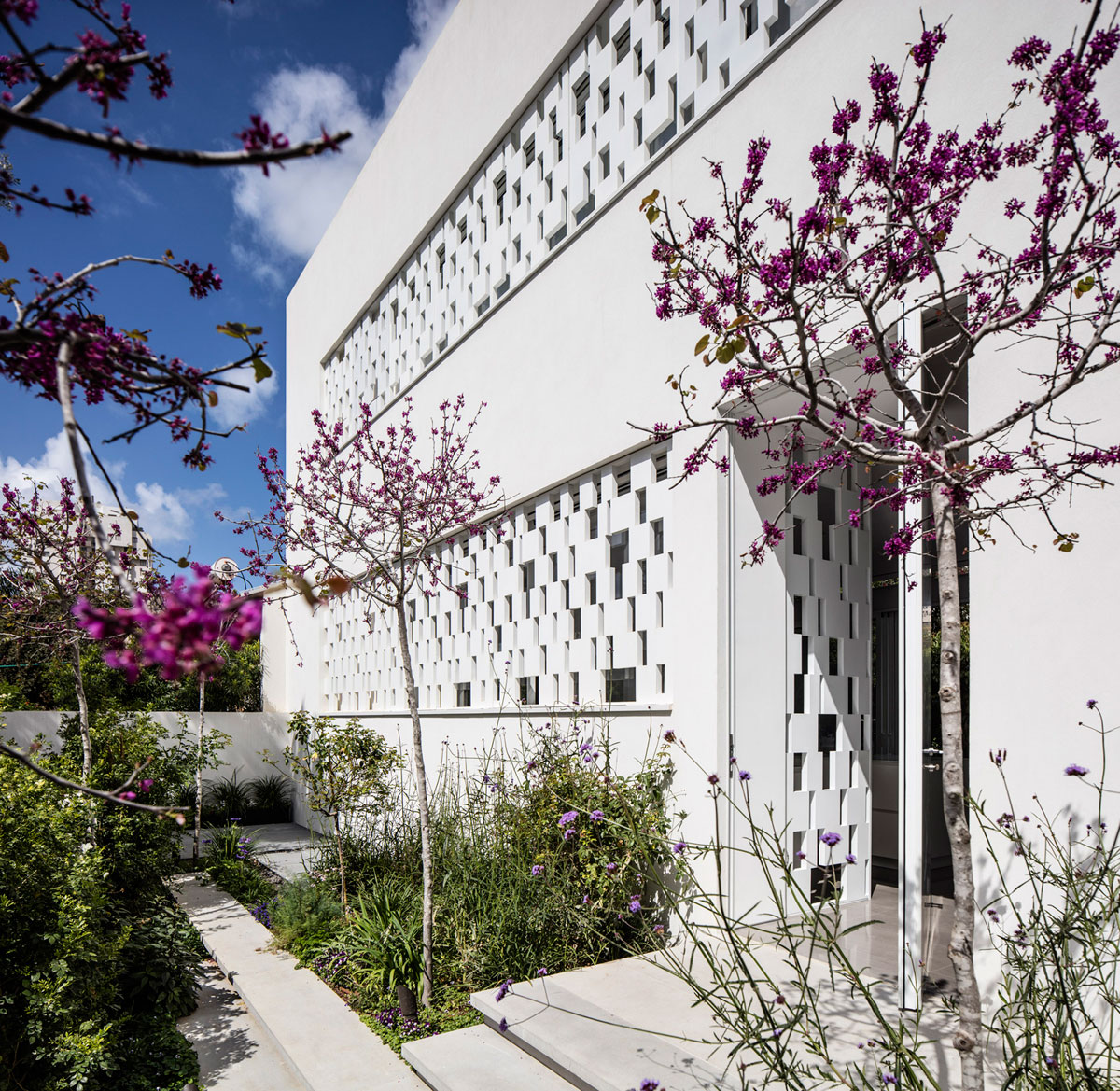 A Stunning Contemporary House with Charming Character in Tel Aviv by Pitsou Kedem Architects (12)