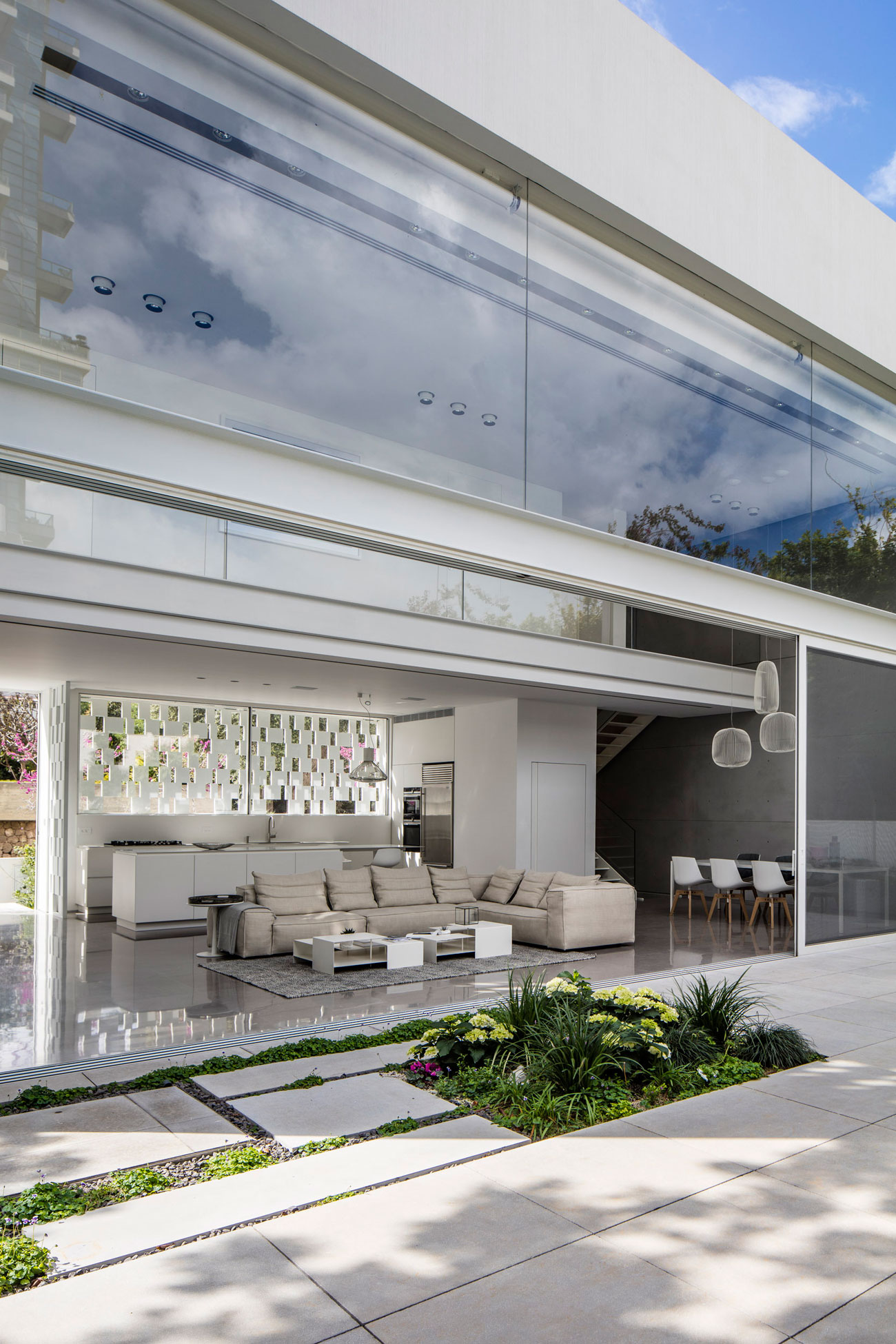 A Stunning Contemporary House with Charming Character in Tel Aviv by Pitsou Kedem Architects (13)