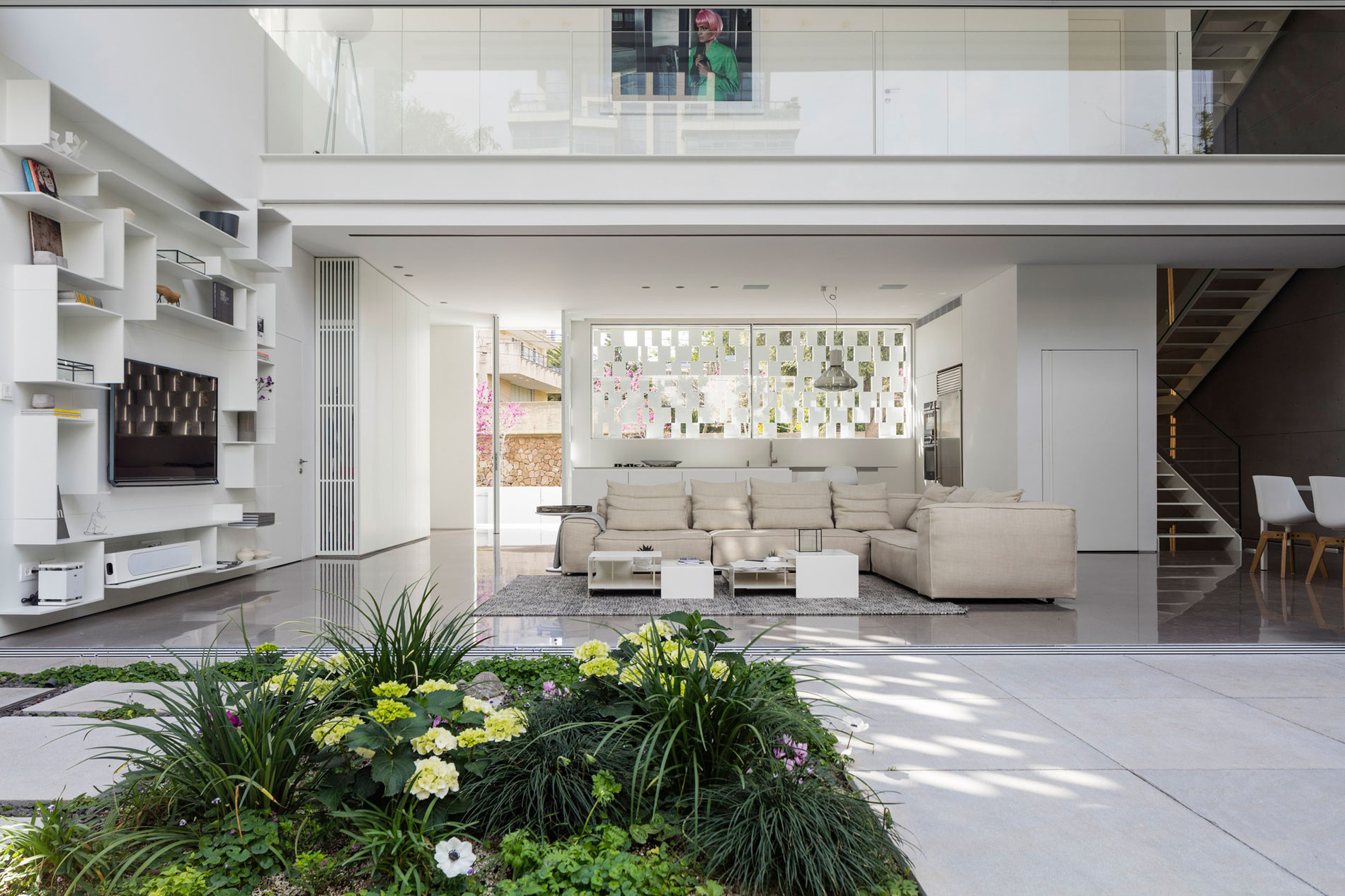 A Stunning Contemporary House with Charming Character in Tel Aviv by Pitsou Kedem Architects (14)