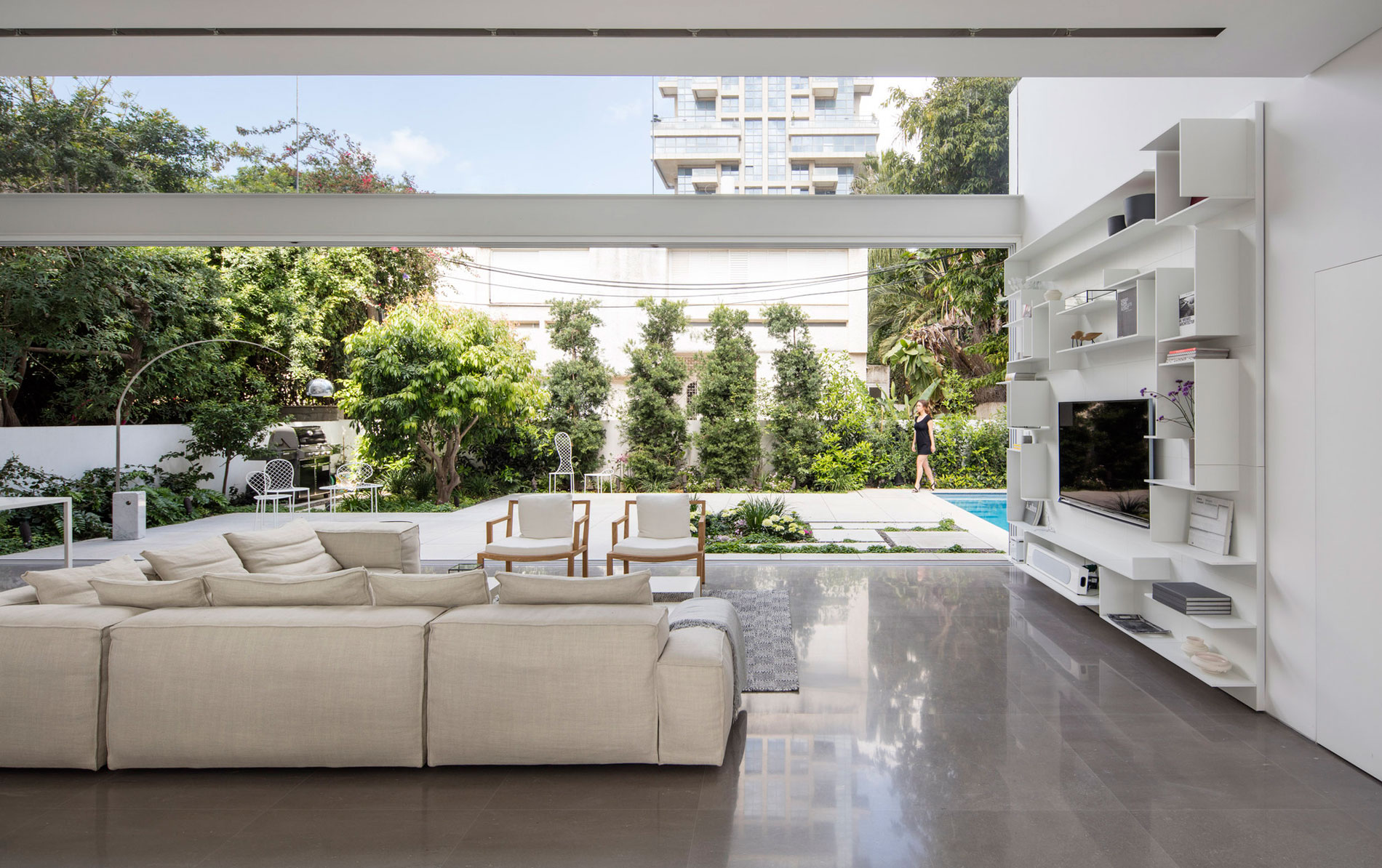 A Stunning Contemporary House with Charming Character in Tel Aviv by Pitsou Kedem Architects (16)