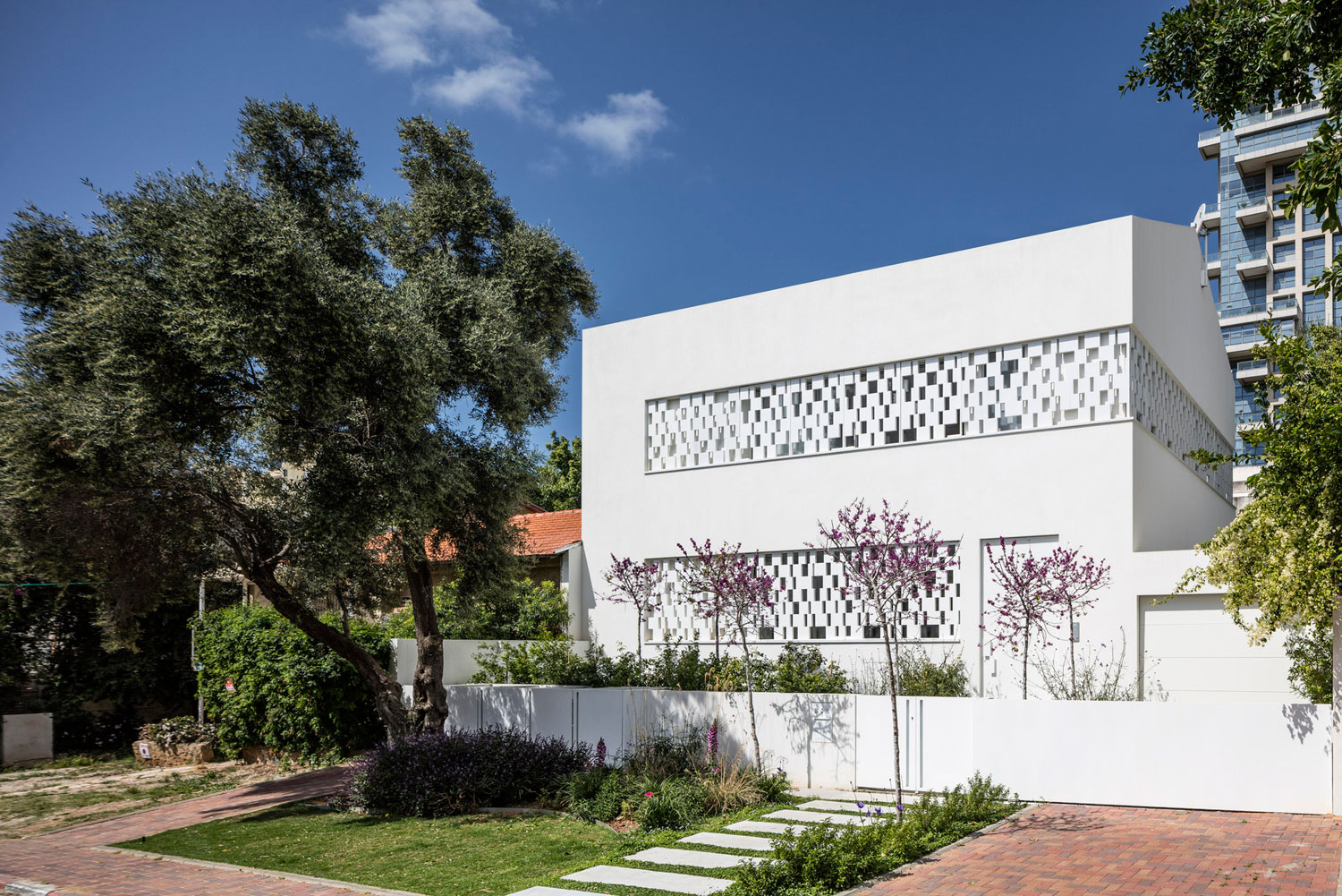 A Stunning Contemporary House with Charming Character in Tel Aviv by Pitsou Kedem Architects (2)
