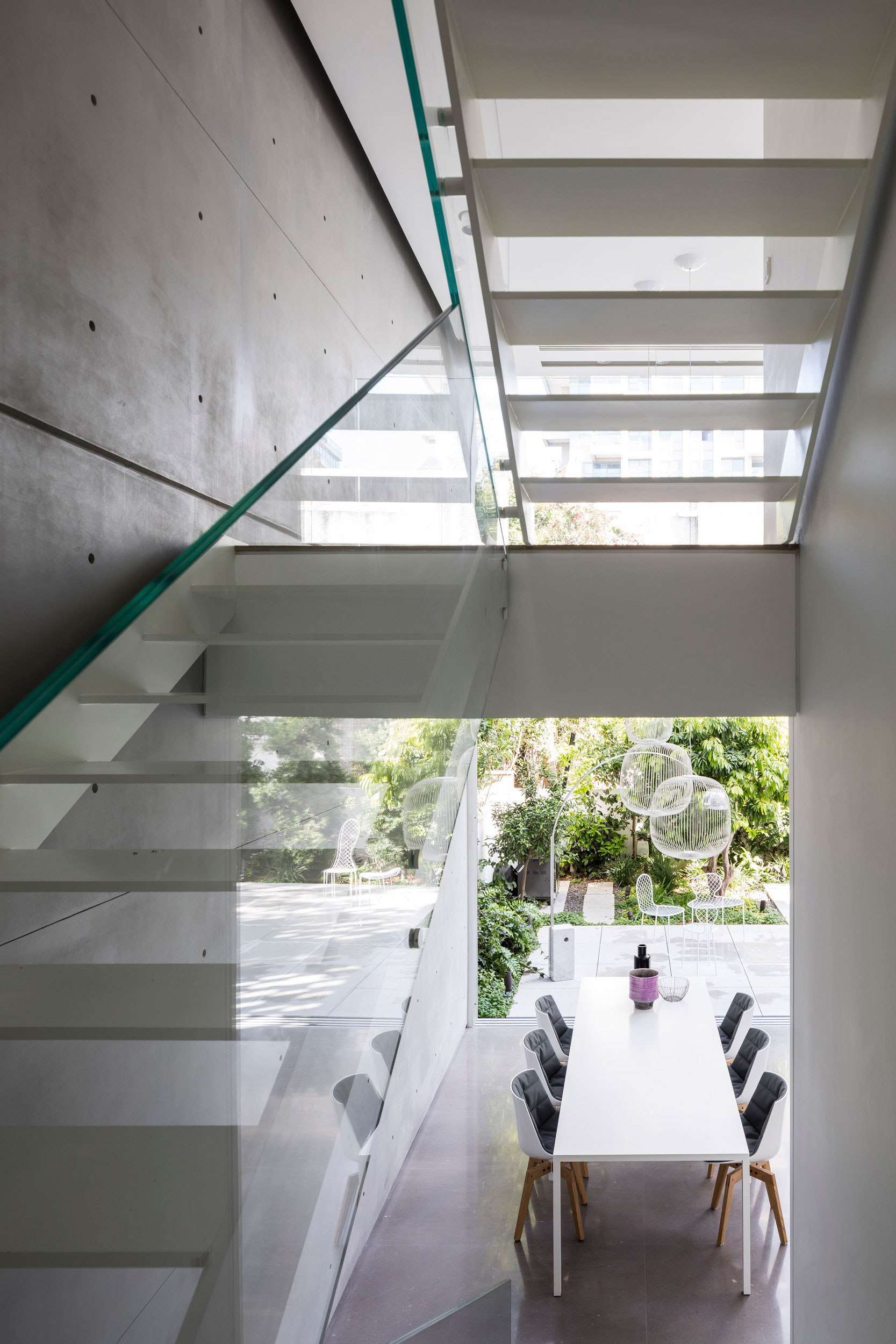 A Stunning Contemporary House with Charming Character in Tel Aviv by Pitsou Kedem Architects (20)