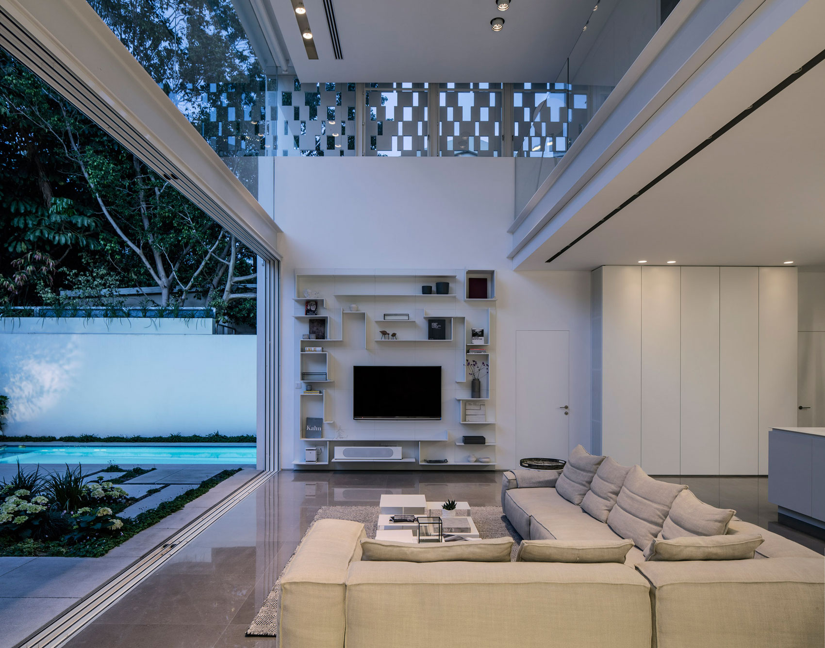 A Stunning Contemporary House with Charming Character in Tel Aviv by Pitsou Kedem Architects (23)